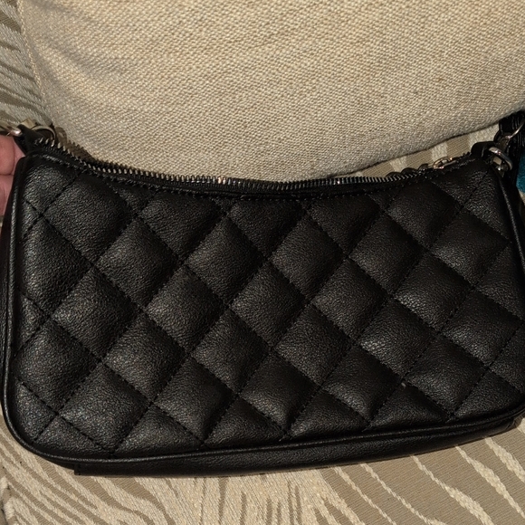 Elegant Black Quilted Shoulder Bag with A Chain Strap And A Shoulder Strap - Picture 2 of 10